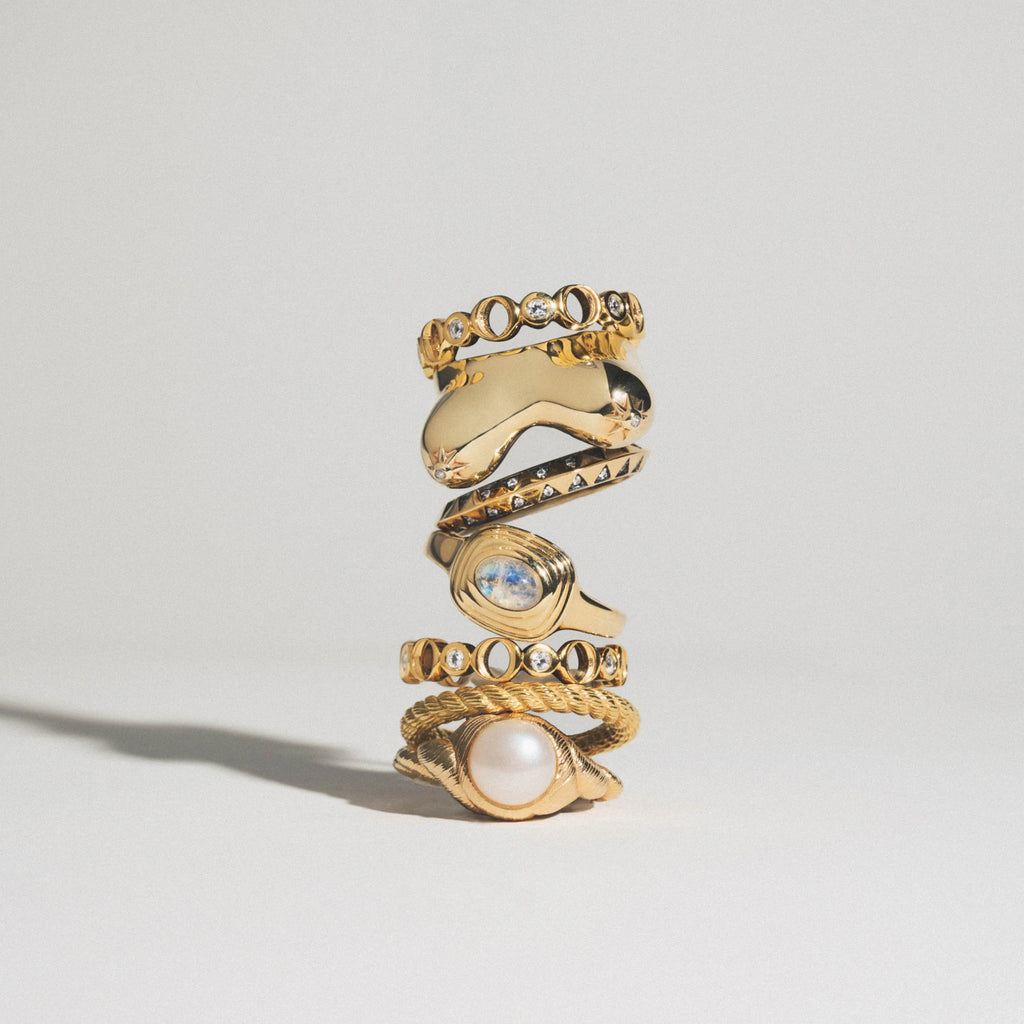 Sapphire Décolletage Ring